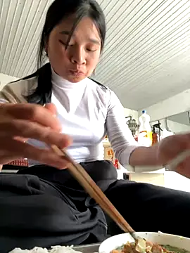 Snapshot of Linh-xxx chatting on November 2025 04:37:01 AM Linh-xxx online show from November 2025 04:37:01 AM