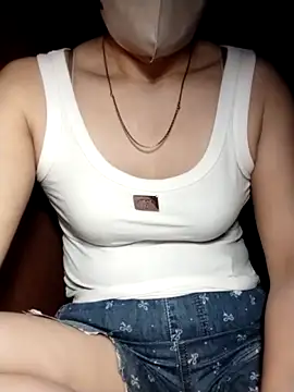 Snapshot of YiyinLy chatting on October 2025 08:35:01 PM YiyinLy online show from October 2025 08:35:01 PM