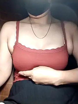 Snapshot of YiyinLy chatting on October 2025 08:32:01 PM YiyinLy online show from October 2025 08:32:01 PM