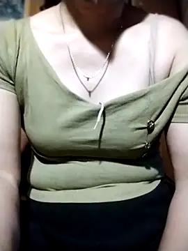 Snapshot of YiyinLy chatting on October 2025 08:42:01 PM YiyinLy online show from October 2025 08:42:01 PM