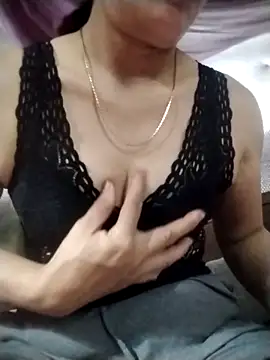 Snapshot of YiyinLy chatting on November 2025 11:23:02 AM YiyinLy online show from November 2025 11:23:02 AM