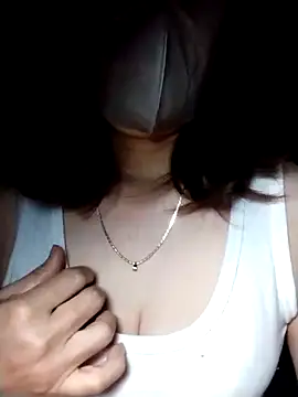 Snapshot of YiyinLy chatting on November 2025 08:43:02 PM YiyinLy online show from November 2025 08:43:02 PM