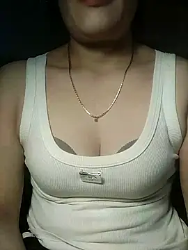 Snapshot of YiyinLy chatting on November 2025 03:01:02 AM YiyinLy online show from November 2025 03:01:02 AM