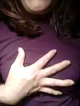 Snapshot of YiyinLy chatting on November 2025 09:37:01 PM YiyinLy online show from November 2025 09:37:01 PM