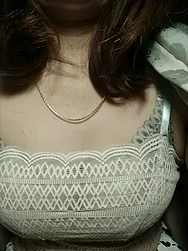 Snapshot of YiyinLy chatting on November 2025 07:46:02 PM YiyinLy online show from November 2025 07:46:02 PM