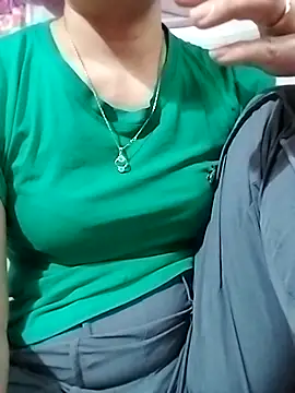 Snapshot of YiyinLy chatting on November 2025 05:32:02 AM YiyinLy online show from November 2025 05:32:02 AM