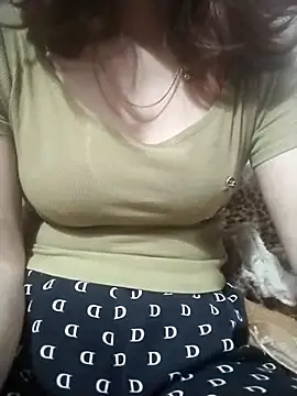 Snapshot of YiyinLy chatting on November 2025 09:02:02 AM YiyinLy online show from November 2025 09:02:02 AM