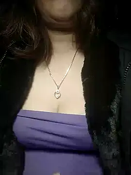 Snapshot of YiyinLy chatting on December 2025 07:19:02 PM YiyinLy online show from December 2025 07:19:02 PM