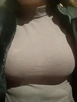 Snapshot of YiyinLy chatting on December 2025 12:10:02 PM YiyinLy online show from December 2025 12:10:02 PM