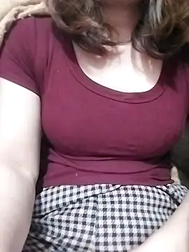 Snapshot of YiyinLy chatting on December 2025 06:56:02 PM YiyinLy online show from December 2025 06:56:02 PM