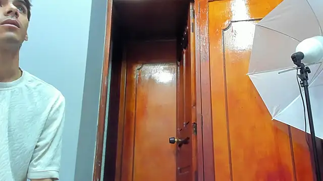 Snapshot of Kendra_and_liam chatting on October 2025 11:32:02 AM Kendra and liam online show from October 2025 11:32:02 AM