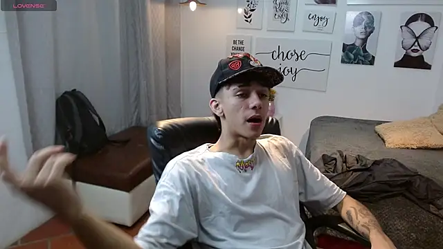 Snapshot of AmethystShadow17 chatting on November 2025 12:15:02 PM AmethystShadow17 online show from November 2025 12:15:02 PM