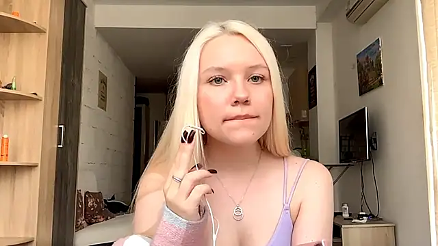 Snapshot of LupeLewitt chatting on October 2025 12:16:01 PM LupeLewitt online show from October 2025 12:16:01 PM