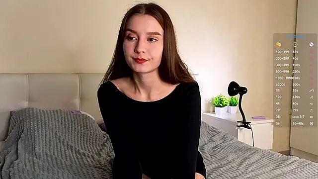 La L U N E online show from December 2025 07:40:02 PM