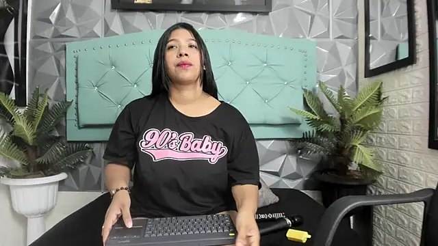 Amara  Hank online show from December 2025 12:12:01 PM