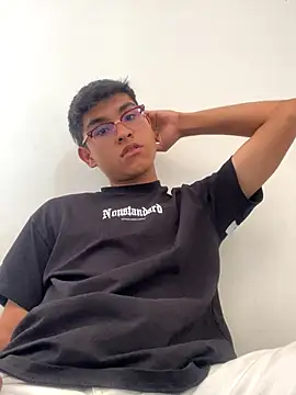 Muchachito18 online show from October 2025 03:56:02 PM