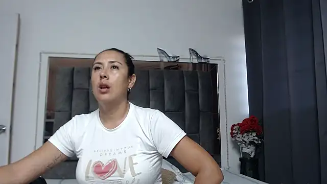 Snapshot of Salmma_Milf chatting on April 2026 11:37:01 AM Salmma Milf online show from April 2026 11:37:01 AM