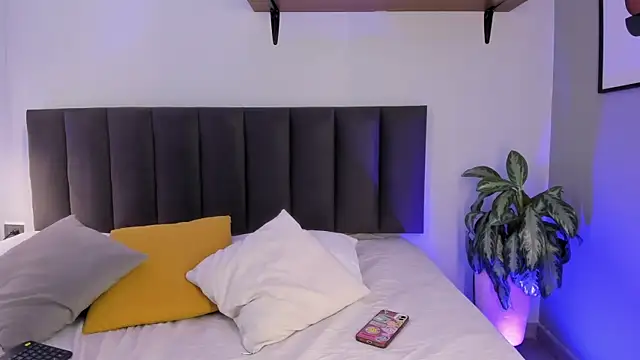 AilanaCortes online show from October 2025 12:05:02 PM