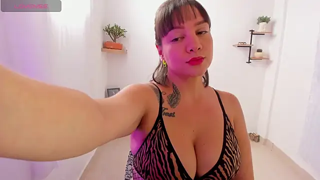 Saraarouusee online show from November 2025 02:49:01 PM