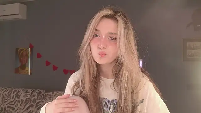 Snapshot of BellaSink chatting on March 2026 08:19:01 AM BellaSink online show from March 2026 08:19:01 AM