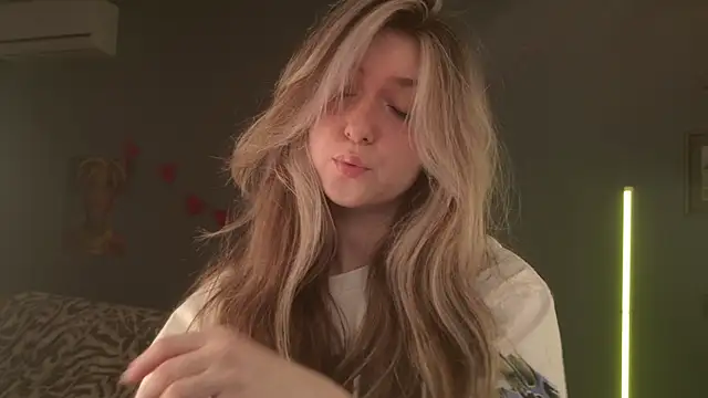 Snapshot of BellaSink chatting on April 2026 06:09:01 AM BellaSink online show from April 2026 06:09:01 AM