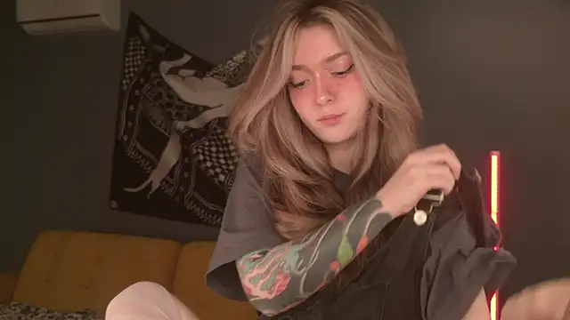 Snapshot of BellaSink chatting on April 2026 08:07:01 AM BellaSink online show from April 2026 08:07:01 AM