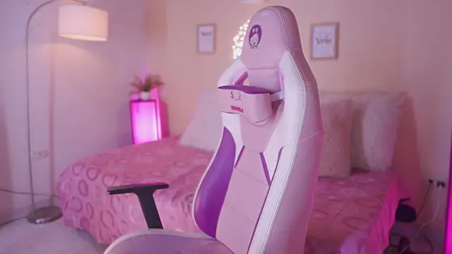 Meggie  online show from November 2025 11:15:01 PM