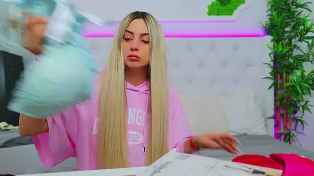 Snapshot of AriannaSins chatting on March 2025 01:23:02 PM AriannaSins online show from March 2025 01:23:02 PM