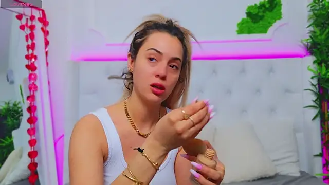 Snapshot of AriannaSins chatting on March 2025 05:39:01 AM AriannaSins online show from March 2025 05:39:01 AM