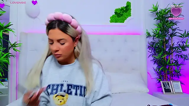 Snapshot of AriannaSins chatting on September 2025 12:21:01 PM AriannaSins online show from September 2025 12:21:01 PM