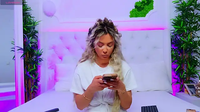 AriannaSins online show from November 2025 01:23:01 PM