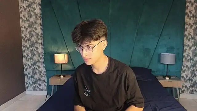 Aaron Eze online show from November 2025 09:29:02 PM