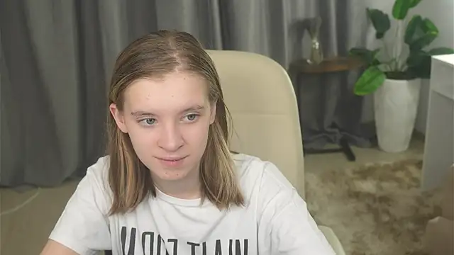 VestaRonan online show from October 2025 01:44:02 PM