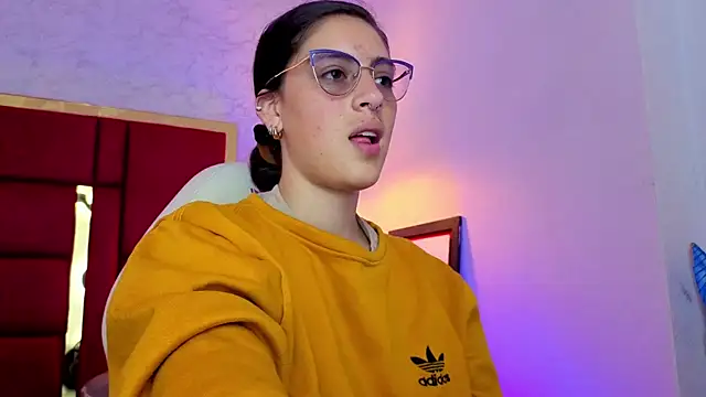 Snapshot of moon_winy chatting on May 2026 11:49:01 AM moon winy online show from May 2026 11:49:01 AM