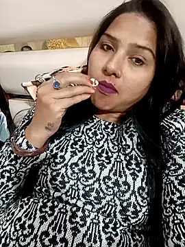 Vanshika1432 online show from November 2025 04:57:02 PM