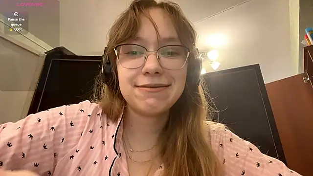 Snapshot of JuneCooper chatting on October 2025 08:22:01 AM JuneCooper online show from October 2025 08:22:01 AM