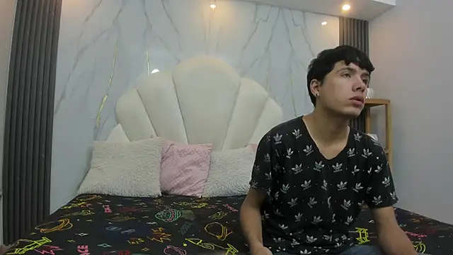 hoot booys  online show from November 2025 07:49:02 PM