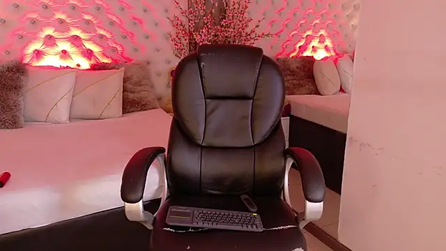 KathiaLuxe online show from December 2025 02:47:01 PM