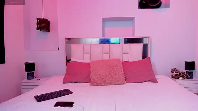 Coral Jhones online show from November 2025 04:35:01 AM