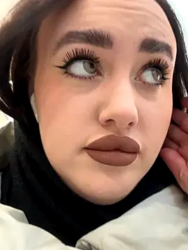 Snapshot of KiraSunshine chatting on November 2025 03:27:01 AM KiraSunshine online show from November 2025 03:27:01 AM