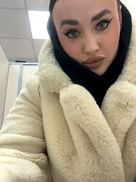 Snapshot of KiraSunshine chatting on November 2025 03:56:01 AM KiraSunshine online show from November 2025 03:56:01 AM