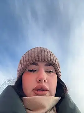 Snapshot of KiraSunshine chatting on November 2025 03:50:01 AM KiraSunshine online show from November 2025 03:50:01 AM