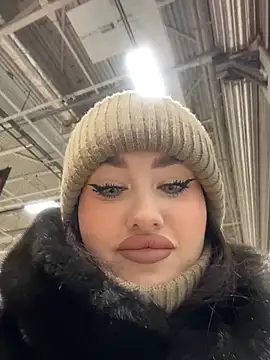 Snapshot of KiraSunshine chatting on December 2025 04:06:01 AM KiraSunshine online show from December 2025 04:06:01 AM