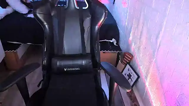 Snapshot of MartesBratty chatting on April 2026 09:31:02 PM MartesBratty online show from April 2026 09:31:02 PM