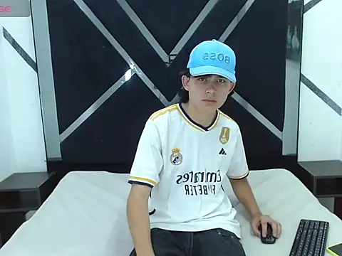 Tom 0001 online show from October 2025 07:19:02 PM