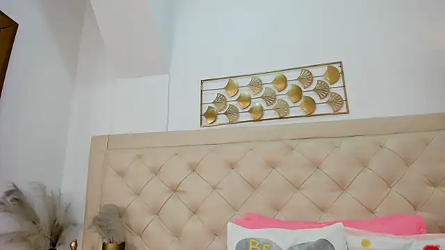 lucia lorenz online show from February 2026 11:24:01 AM