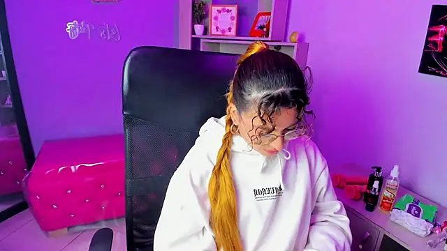 EmiliRouse  online show from November 2025 01:48:02 AM