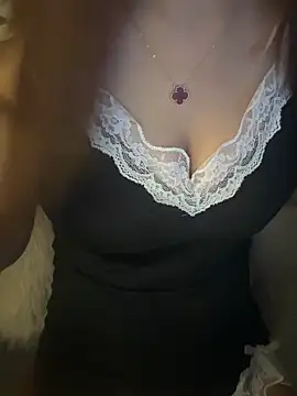 Snapshot of Bong-g chatting on April 2026 06:45:01 PM Bong-g online show from April 2026 06:45:01 PM