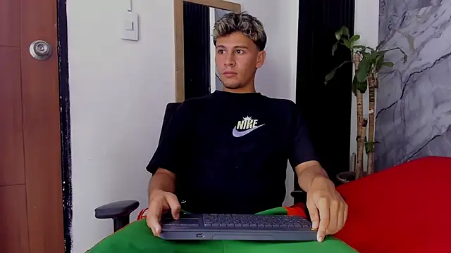 Alan-Smith1 online show from November 2025 07:36:01 PM