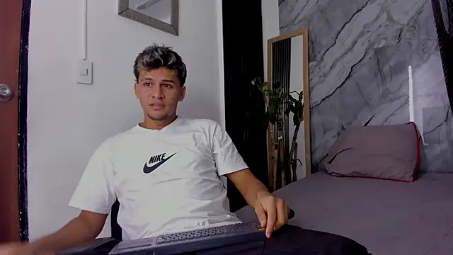 Alan-Smith1 online show from November 2025 07:34:02 PM